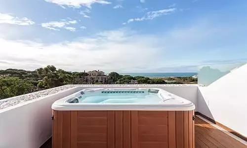 Image of hot tub on balcony